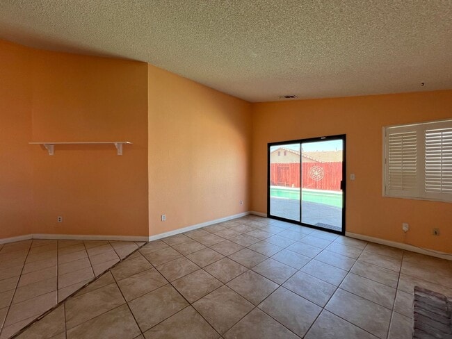 Building Photo - 3 Bedroom 2 Bathroom House with Swimming P...