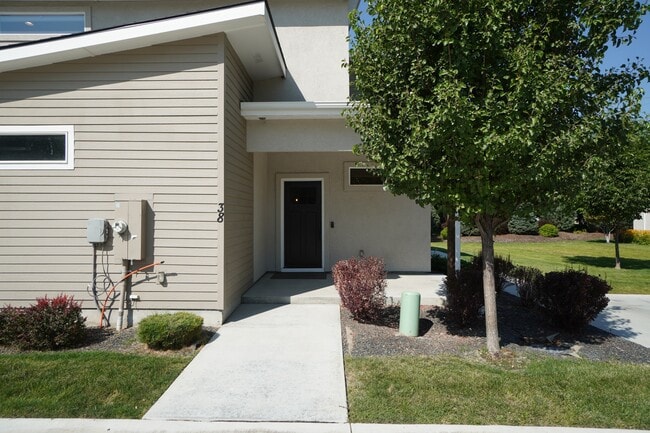 Primary Photo - 38 E Ranch Dr