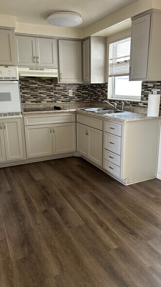 Building Photo - 4706 Blossom Dr