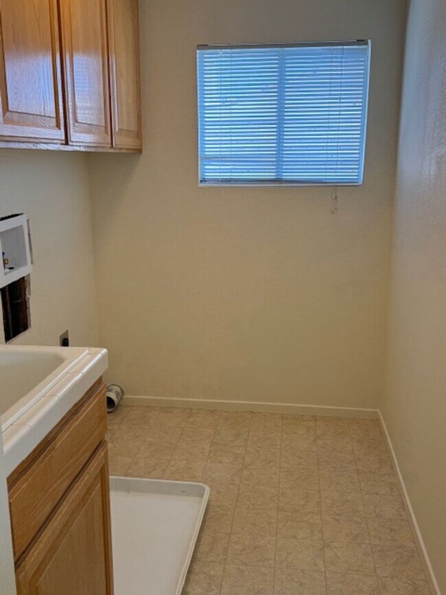 Building Photo - Nice & clean 3 Bedroom, 2 Bath Home in Cit...