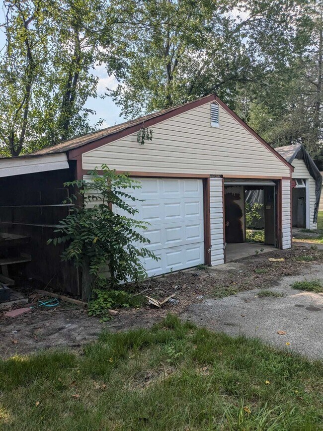 Building Photo - 15 Locust Ave