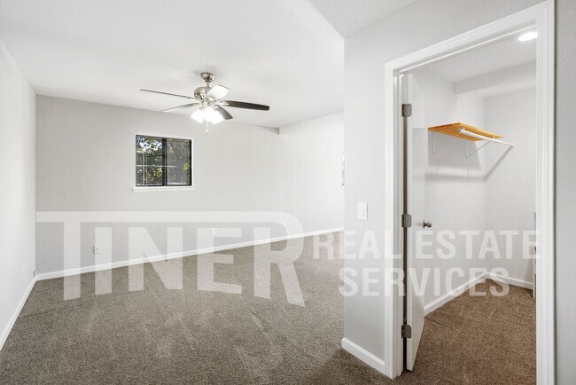 Building Photo - STUNNING UPDATED HOME 5 BEDROOM HOME ON CO...