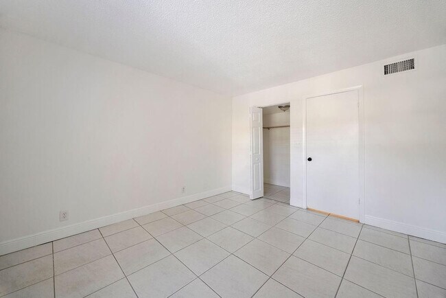 Building Photo - 470 NW 20th St