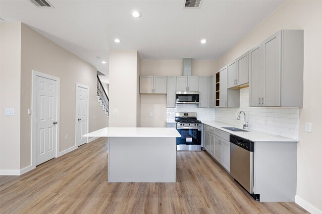 Building Photo - 9409 Clinton Dr