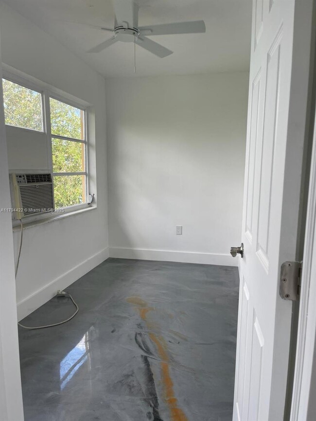 Building Photo - 251 NE 187th St