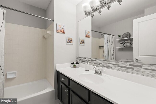 Building Photo - 18005 Sunset Lake Ct