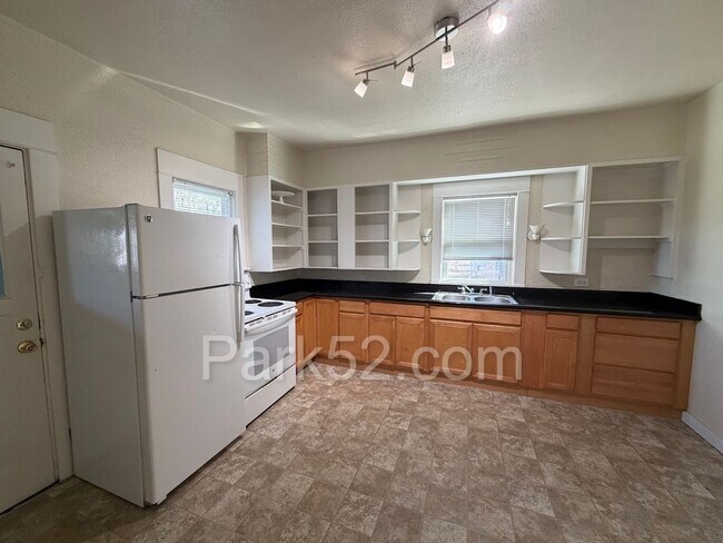 Building Photo - $500 Off 1st Full Month! Tacoma Area 3 Bedroom 1 Bathroom Duplex