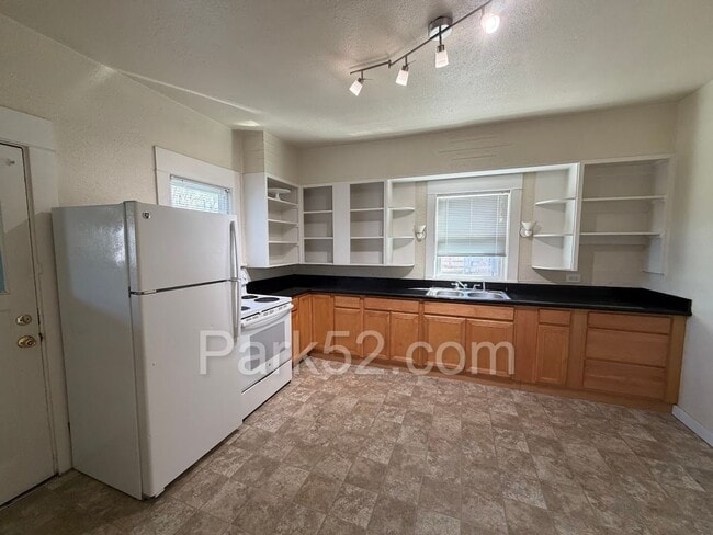 Building Photo - Tacoma Area 3 Bedroom 1 Bathroom Duplex