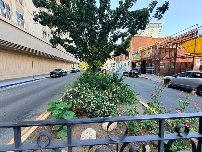 Building Photo - Riverwalk Tower 2 Bedroom Condo - 2 Parking Spaces/Private Laundry