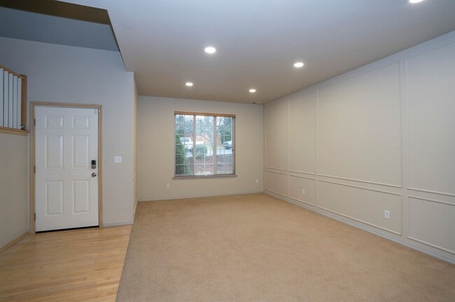 Building Photo - Modern 4 Bedroom, 2.5 Bath Home In Silver Creek w/AC