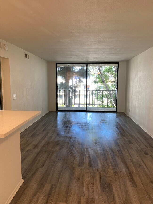 Living Room/Balcony - 1140 E Ocean Blvd