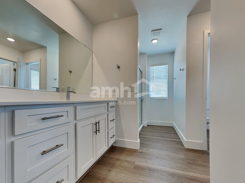 Building Photo - 9585 Harkes Dr