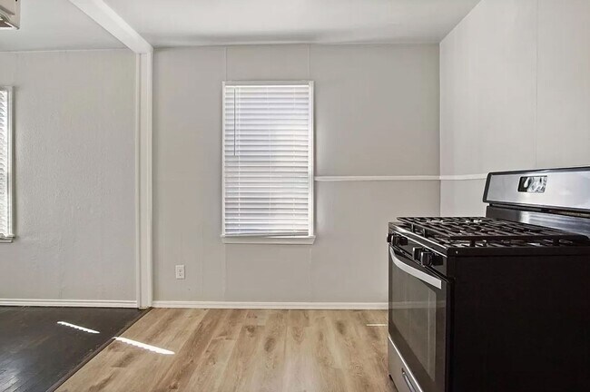 Building Photo - Cozy 3BD/1BTH Home Conveniently Located near I-240 & I-44