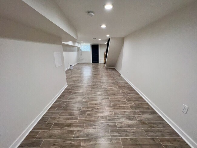 Building Photo - Newly Renovated 3-Bedroom Townhouse in Wes...