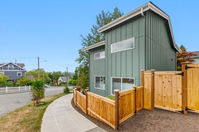 Building Photo - 2bd/1.75ba Seattle Home