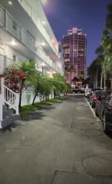 Building Photo - 10230 Collins Ave