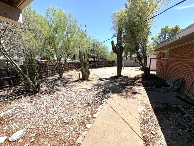 Building Photo - 3 Bedrooms 2 Bath Eastside Rental