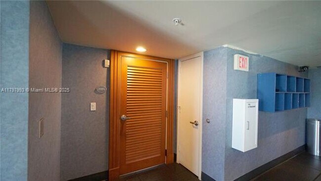 Building Photo - 7918 Harbor Island Dr