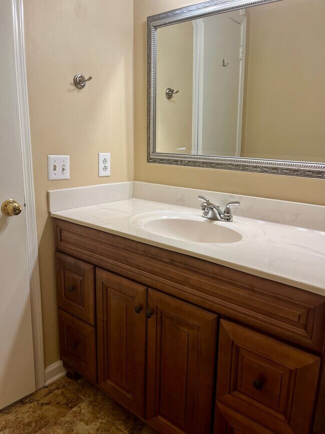 Building Photo - Charming 3-Bedroom Townhouse for Rent