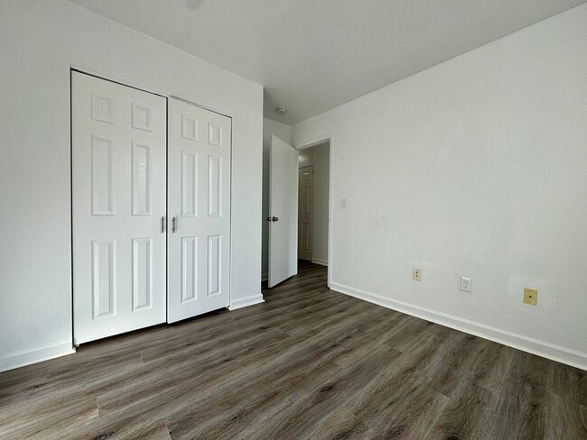 Building Photo - 4 Bedroom Townhome Near Patrick Henry Drive