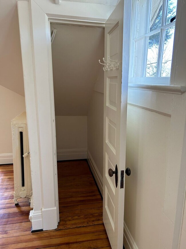 Building Photo - North AVL -  Renovated Arts & Crafts Cottage