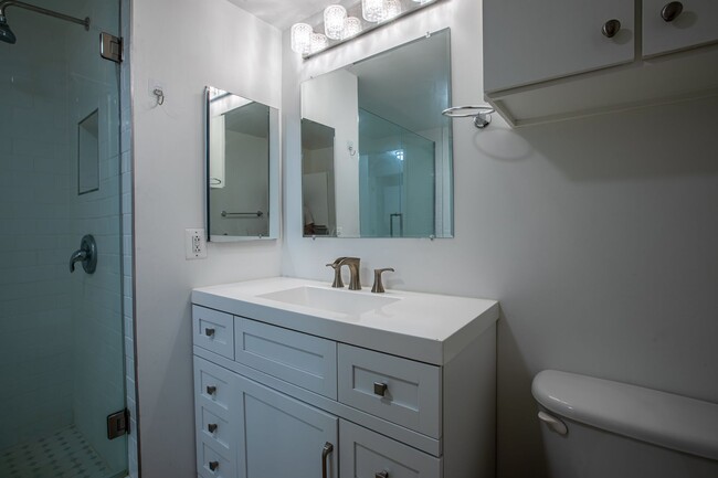 Building Photo - Cozy Studio Condo in Penn Quarter!