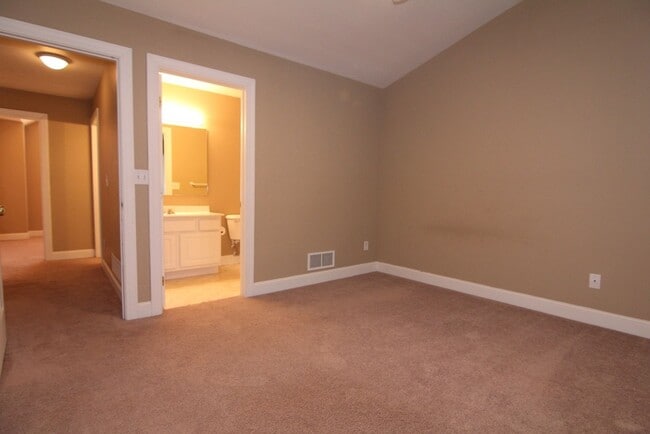 Building Photo - Beautifully Renovated Large 4 bedroom Dupl...