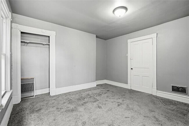 Building Photo - 5-bedroom, 1-bath home in East Pittsburgh