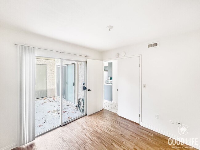 Building Photo - Stunning 3BD/2.5BA W/ Reserved Parking and Community Pool in Tierrasanta!