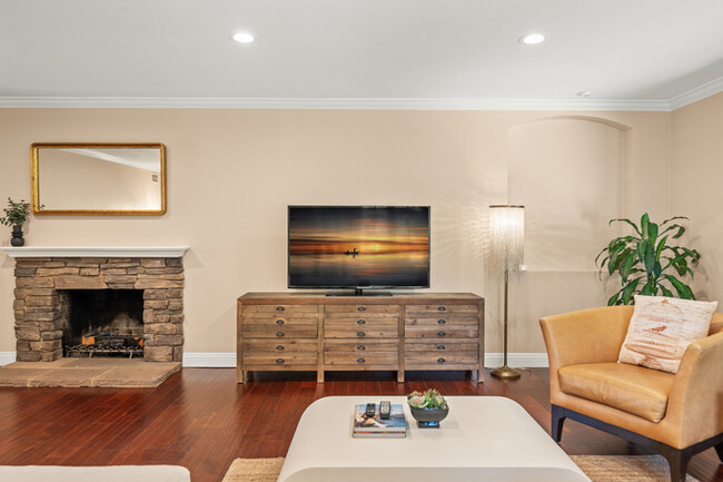 Building Photo - Chic Family house in West Covina