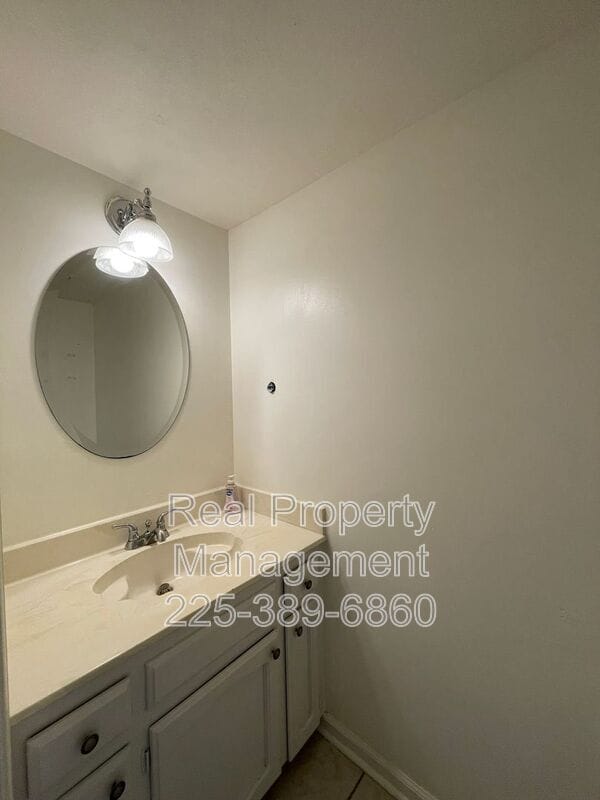 Building Photo - 9841 Siegen Ln