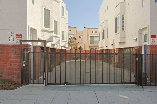 Building Photo - 2 Bed / 2.5 Bath Condo – Walk to Balboa Park!