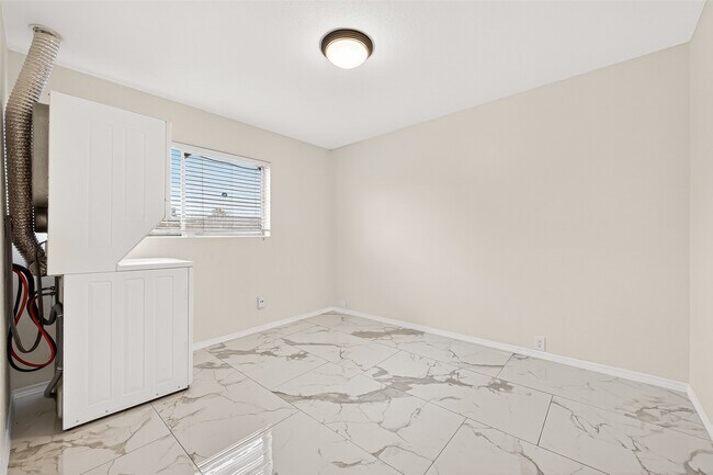 Building Photo - 2201 Fountain View Dr
