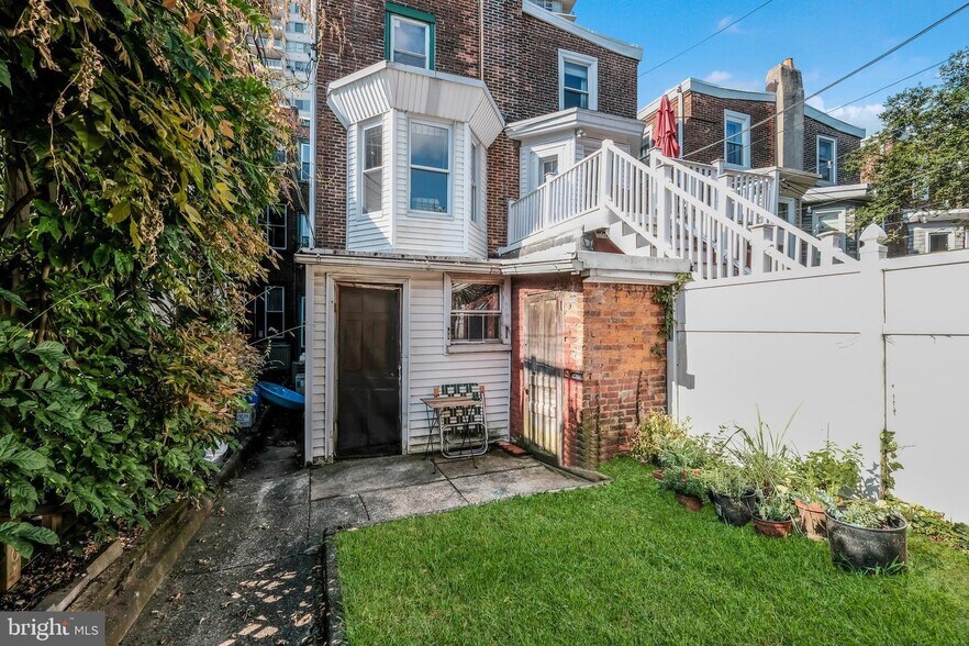 Building Photo - 2441 Fairmount Ave