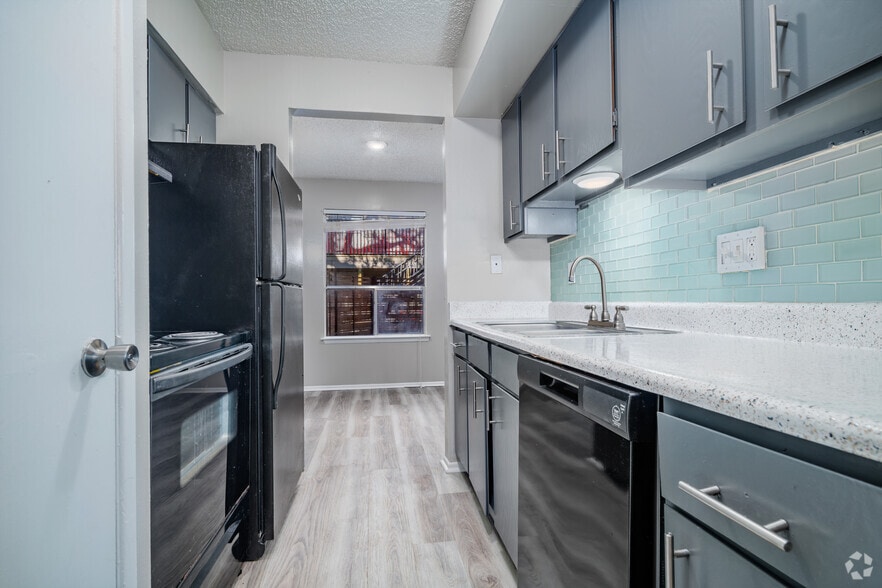 2BR, 2BA - 998SF - Kitchen - Chestnut Park