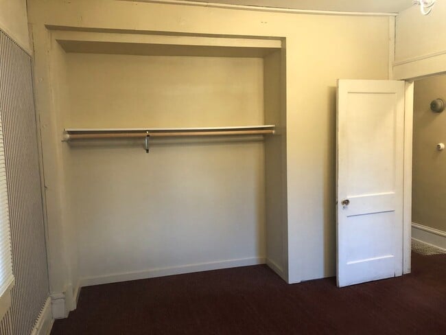 Building Photo - Large 4 bed/2 bath Farm House on River Rd. MOVE IN SPECIAL!