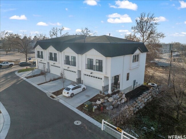 Building Photo - BEAUTIFUL TOWNHOUSE W 2 CAR GARAGE ATTACHED