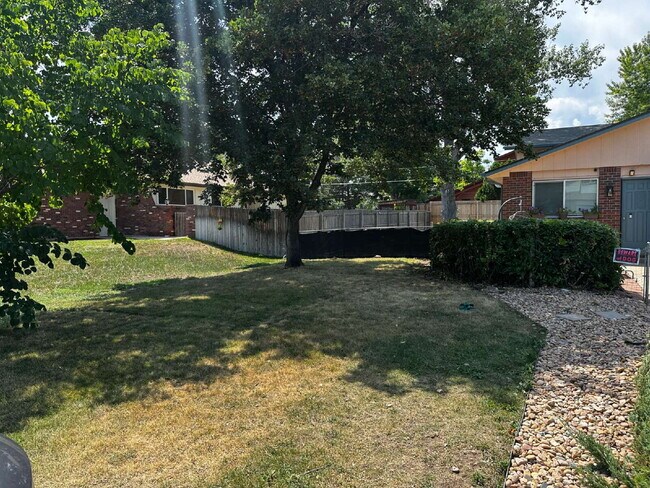 Building Photo - AVAILABLE NOW!! Wonderful 3 bed/2 bath hal...