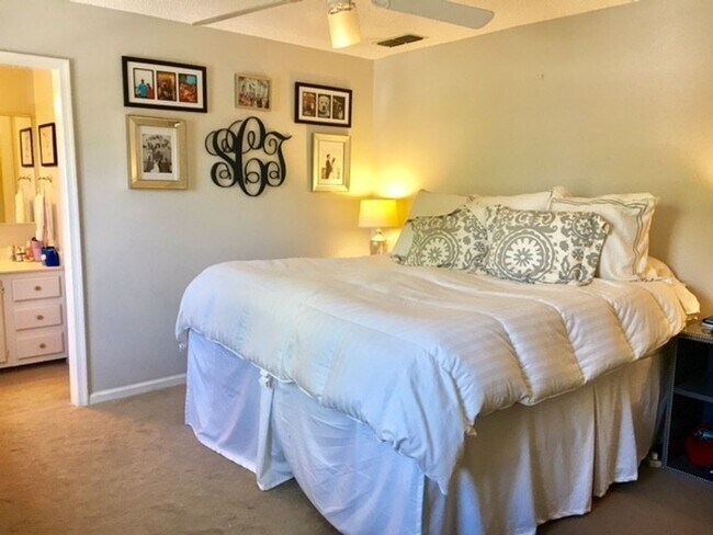 Building Photo - 2BD + Office Space/2.5 Bath - Townhome in ...