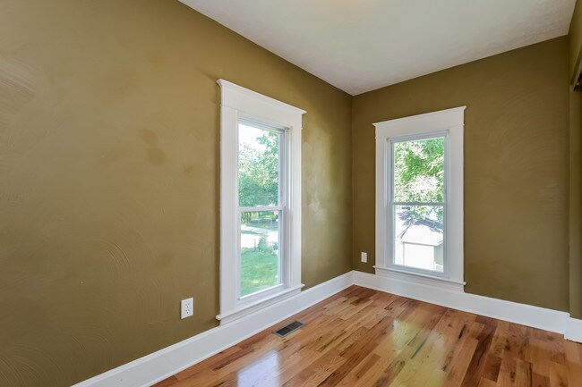 Building Photo - 227 Valley Ave NW