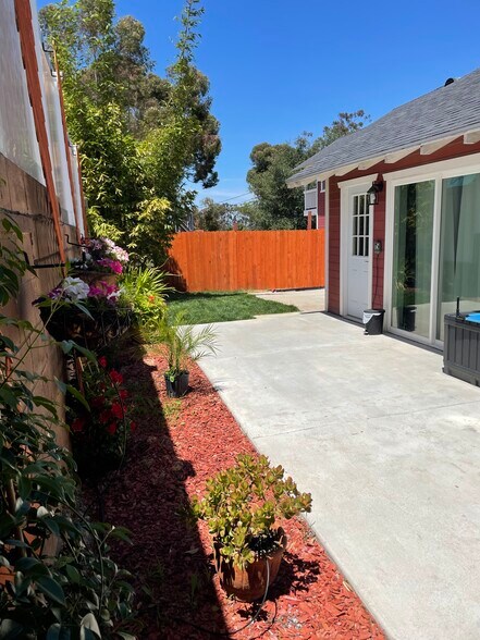 Building Photo - 706 Vale View Dr