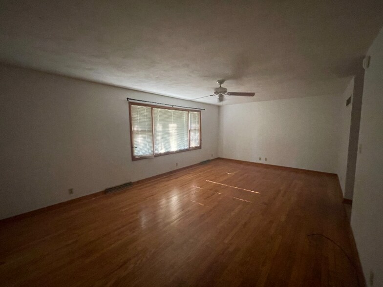 Building Photo - 1302 E Mumford Dr