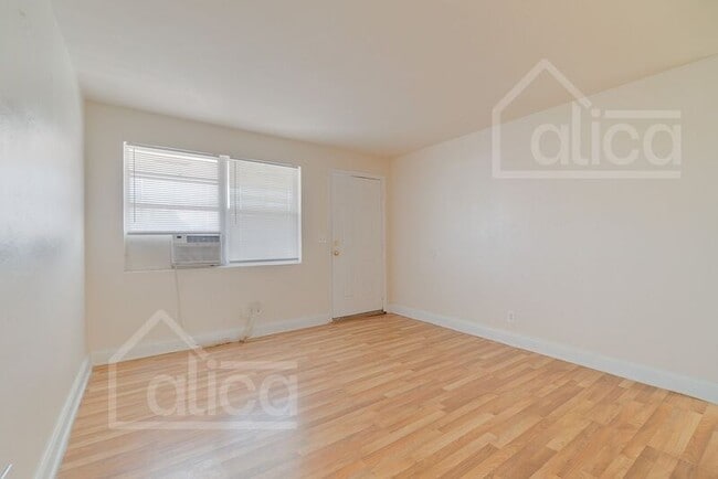 Building Photo - 801 N Sapodilla Ave
