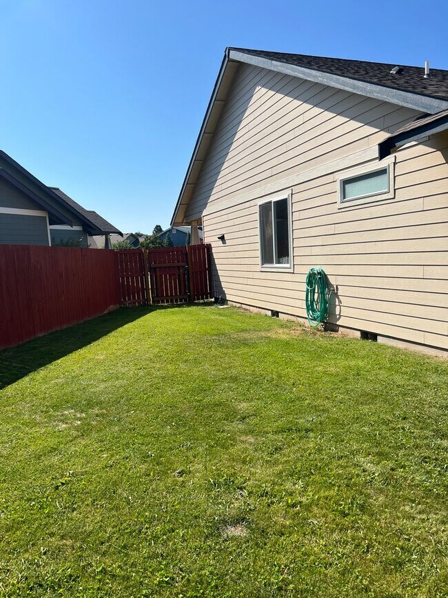 Building Photo - Modern 3 Bedroom Home