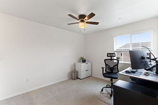 Building Photo - Beautiful 2 bedroom, 2.5 bath townhome in Mosaic