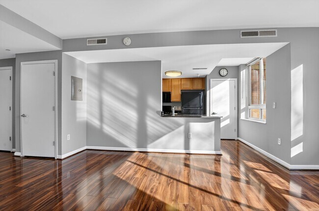 Building Photo - Spacious Studio w/ Parking Included!