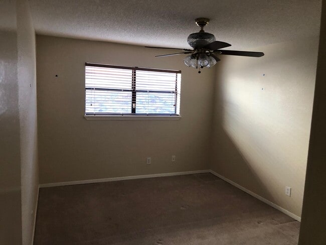 Building Photo - 230 Stern Dr