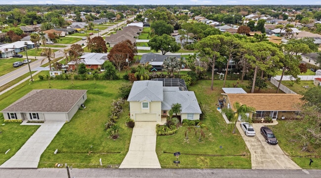 Building Photo - 1707 SE Manth Ln