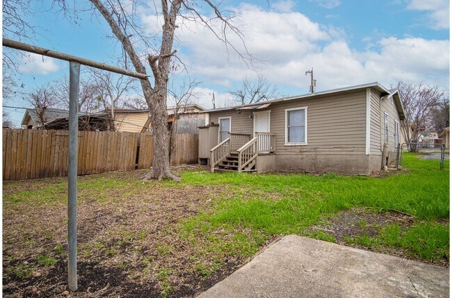 Building Photo - Don't Miss This Relaxing 3BR/1BA Home Near Beautiful Downtown!