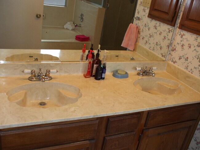 Building Photo - Beautiful home with 3 bedroom, 2.5 bath, game room and 2 car garage!